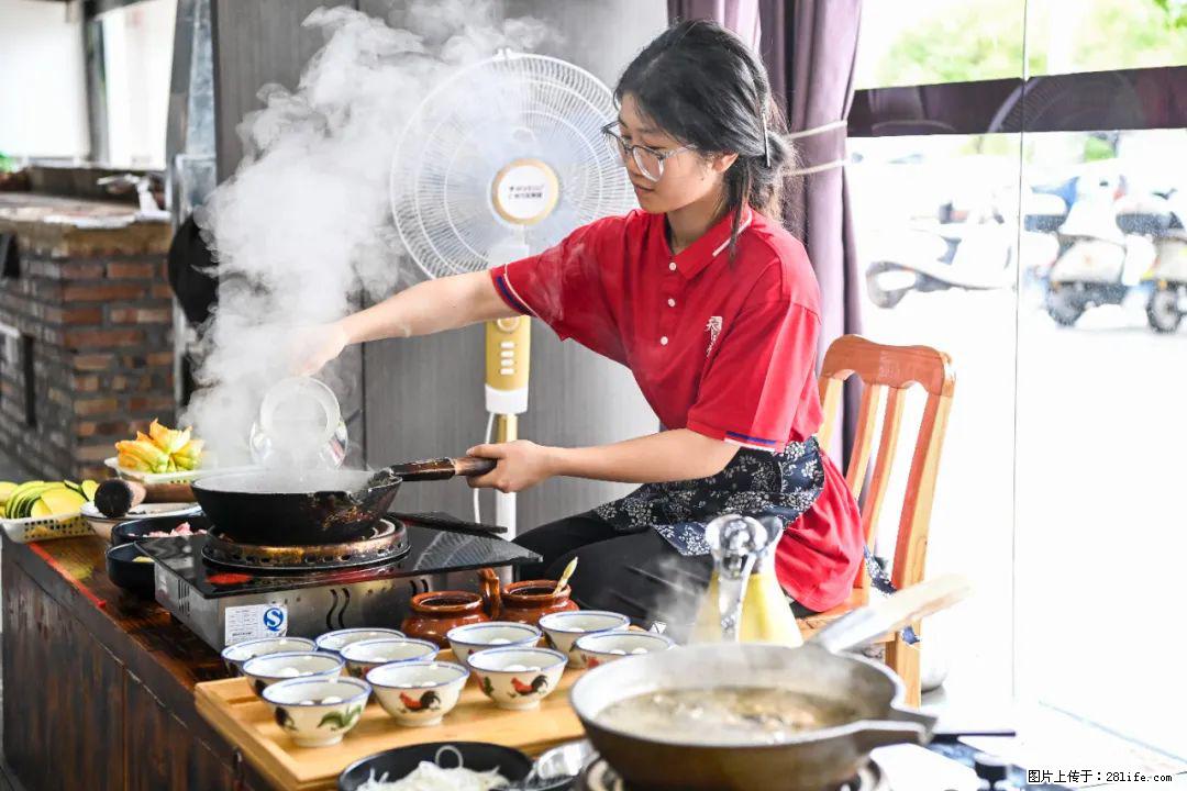 全网追的“扁担女孩”,找了一份暑假工,时薪12元 - 潮州生活资讯 - 潮州28生活网 chaozhou.28life.com